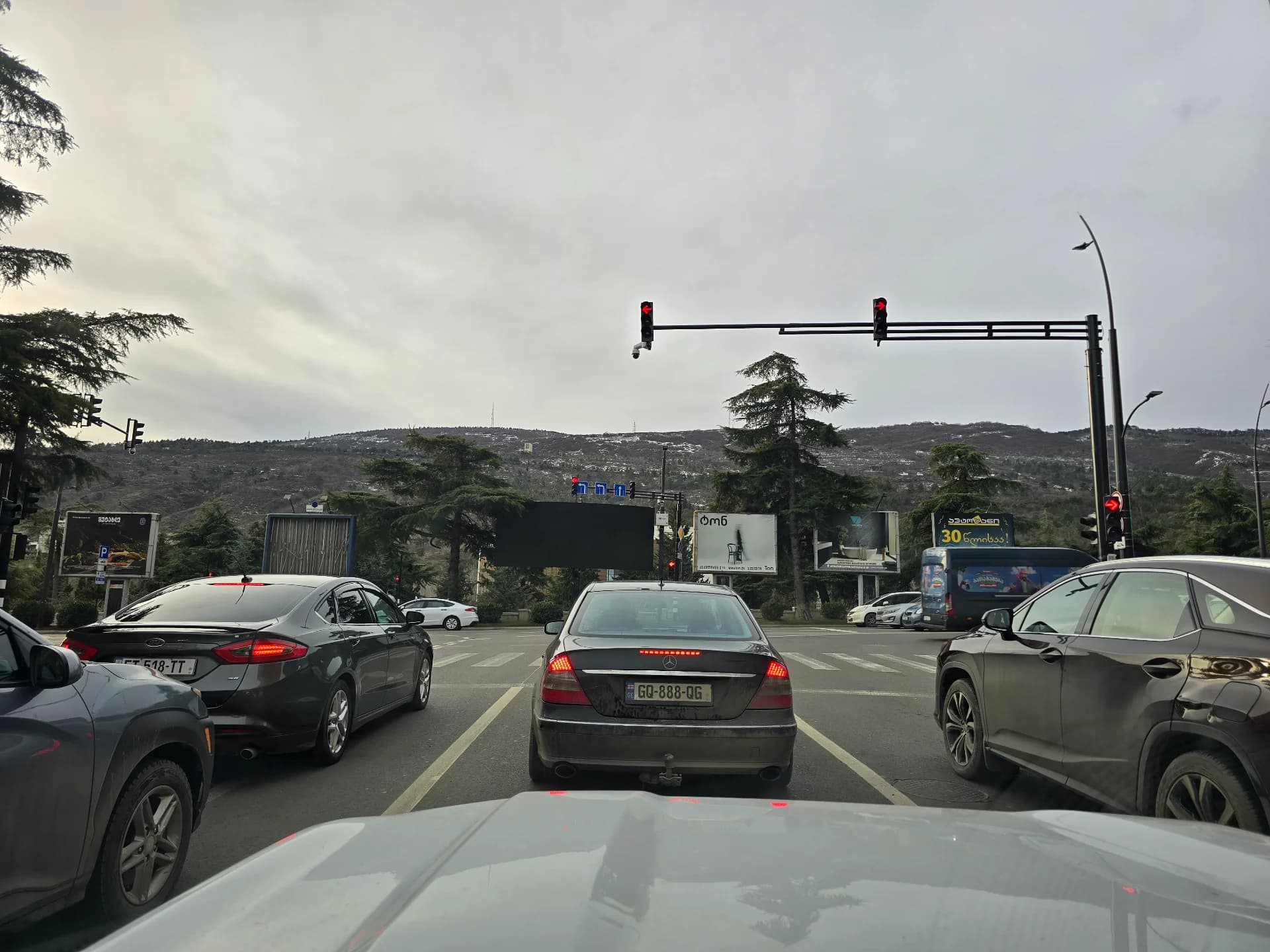 ქარის მიერ დაზიანებული (გაღუნული) შუქნიშანი